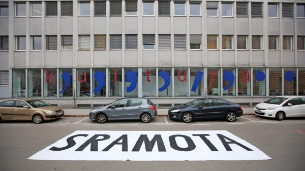 Tudi konec novembra so kulturniki izvedli protestno akcijo pred 
sedežem ministrstva za kulturo. 