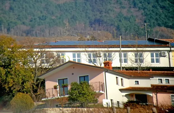 Sončna elektrarna na šoli za sedem hiš