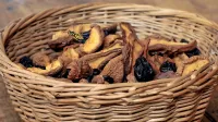 Miklavžev pehar, poln zdravih dobrot: suhe slive, fige, jabolčni 
krhlji ...