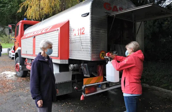  “Kanalske” pitne vode od včeraj gasilci ne dovažajo več v Anhovo. 
Toda nekateri krajani imajo še veliko pomislekov  nad tem, da bi 
pili vodo iz svojih pip.
