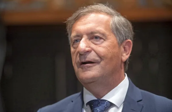 Stranka Desus je med dvema kandidatoma izbrala novega predsednika, ali bo to nov obraz Srečko Felix Krope ali Karl Erjavec (na 
fotografiji), ki je januarja izgubil politični spopad z Aleksandro 
Pivec, bo stranka razglasila danes.