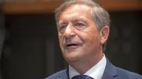 Stranka Desus je med dvema kandidatoma izbrala novega predsednika, ali bo to nov obraz Srečko Felix Krope ali Karl Erjavec (na 
fotografiji), ki je januarja izgubil politični spopad z Aleksandro 
Pivec, bo stranka razglasila danes.