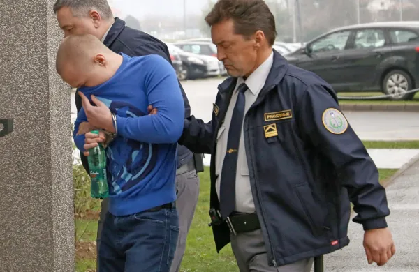 Mladi Šved (med pravosodnima policistoma) je v priporu od 
lanskega septembra. 