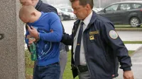 Mladi Šved (med pravosodnima policistoma) je v priporu od 
lanskega septembra. 