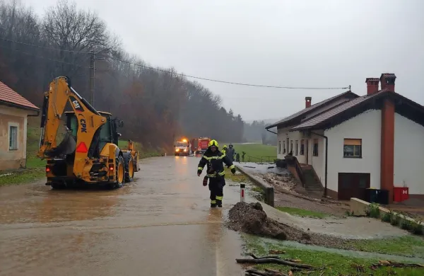 Da bi naraslemu hudourniku sprostili pot, so morali cesto v Dolnji 
Bitnji prekopati. 