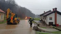 Da bi naraslemu hudourniku sprostili pot, so morali cesto v Dolnji 
Bitnji prekopati. 