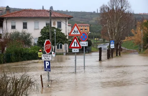 Gasilci so domačinom v Strunjanu pomagali pri črpanju vode iz 
poplavljenih objektov.