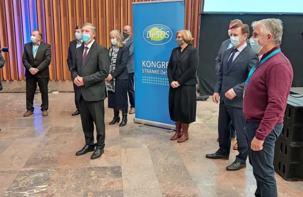 Karl Erjavec najprej napoveduje konsolidacijo stranke. Ta je na 
izrednem kongresu poleg novega predsednika dobila tudi nove 
podpredsednike Ireno Majcen, Brigito Čokl in Antona Balažka. 