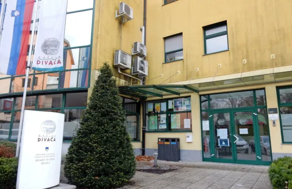 Občinska stavba v Divači bo do konca tedna  zaradi okužb med zaposlenimi zaprta.