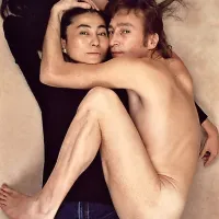 John Lennon in Yoko Ono na fotografiji, ki jo je Annie Leibovitz 
posnela 8. decembra 1980, v zadnjih urah njegovega življenja. 