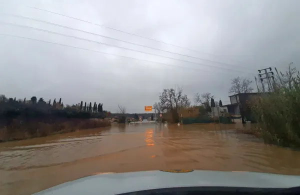 Sečoveljska cesta pred letališčem je v nedeljo popoldne izginila. 
Fotografija  je nastala ob 16. uri.   