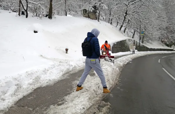 Čeprav so morali delavci Komunale Idrija ob prvem izdatnem sneženju poprijeti tudi po vaseh, so Idrijo z manjšo zamudo dobro očistili.