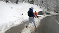 Čeprav so morali delavci Komunale Idrija ob prvem izdatnem sneženju poprijeti tudi po vaseh, so Idrijo z manjšo zamudo dobro očistili.