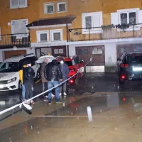 Na Cesti na Markovec je s pobočja za bloki polzela zemljina, zaradi 
česar se je rušilo drevje.