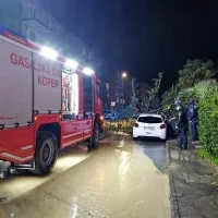 Na Cesti na Markovec je s pobočja za bloki polzela zemljina, zaradi 
česar se je rušilo drevje. (foto: Jasmina Lehpamer)