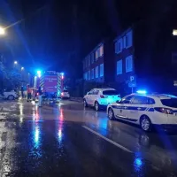 Na Cesti na Markovec je s pobočja za bloki polzela zemljina, zaradi 
česar se je rušilo drevje. (foto: Jasmina Lehpamer)