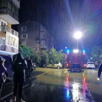 Na Cesti na Markovec je s pobočja za bloki polzela zemljina, zaradi 
česar se je rušilo drevje. (foto: Jasmina Lehpamer)