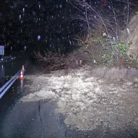 Na cesti med  Šmarjami in Dragonjo se je sprožilo več plazov, ki so 
zasuli cestišče.