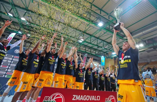 Časi, ko je Koper Primorska še osvajala lovorike, niso daleč. Še vedno je  aktualni državni in pokalni  prvak.