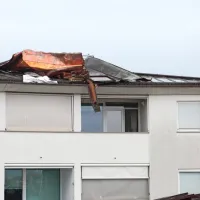 Vetrni piš je dvignil bakreno strehe Amfore v marini ... 