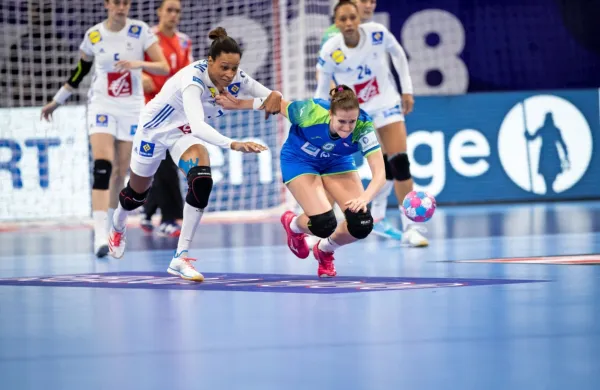 Ana Gros je kljub poškodbi za Slovenijo sinoči dosegla sedem golov. 