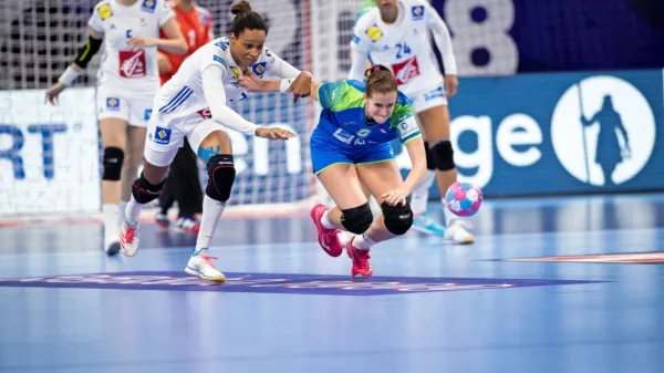 Ana Gros je kljub poškodbi za Slovenijo sinoči dosegla sedem golov. 