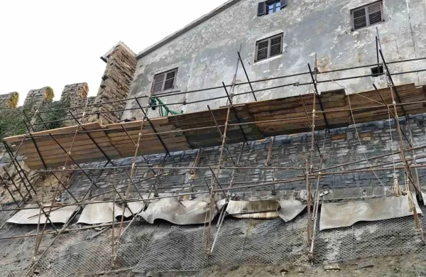Dela pod župniščem so končana in župnik Zorko Bajc ima vsepovsod trdna tla pod nogami. 