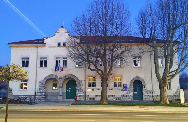 



Ljudska univerza Postojna domuje v stavbi v središču Postojne, v 
kateri je bila  leta 1909 ustanovljena prva deška meščanska šola na 
Slovenskem, v kateri so poučevali v slovenskem jeziku, v času med 
vojnama pa jo je nadomestil italijanski licej. 