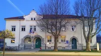 



Ljudska univerza Postojna domuje v stavbi v središču Postojne, v 
kateri je bila  leta 1909 ustanovljena prva deška meščanska šola na 
Slovenskem, v kateri so poučevali v slovenskem jeziku, v času med 
vojnama pa jo je nadomestil italijanski licej. 