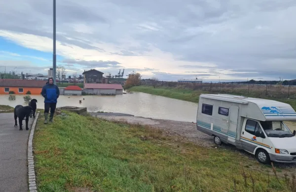 Družina Atlija je morala svojo “potopljeno”  hišo (v ozadju) začasno 
zamenjati za avtodom.