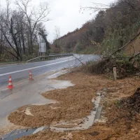 Do včeraj do 12. ure se je sprožilo   20 plazov.  Na fotografiji je tisti 
na cesti Šmarje - Dragonja. 