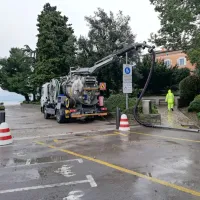 Včeraj  zjutraj so komunalni delavci prečrpavali meteorno vodo na 
številnih koncih Istre, tudi na območju izolskega Svetilnika.  