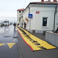 Če na tem delu Sončnega nabrežja v Izoli ne bi postavili 
protipoplavnih baraž, bi v torek popoldne morje vdrlo v vse te 
gostinske lokale in bližnje hiše.  