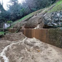 Najhuje je bilo na Cesti na Markovec, kjer so morali iz enega od 
blokov zaradi plazenja brežine celo evakuirati 16 stanovalcev. 