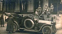 Feldmaršal Boroević se v Postojni poslavlja od poveljnika JZ 
fronte nadvojvode Evgena, ki je imel štab v Mariboru.