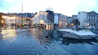 Tokratne poplave je povzročila kombinacija hidroloških dogodkov: obilne padavine in tudi visoka gladina morja.