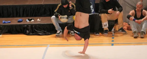 Tomi Činej med eno svojih priljubljenih breake dance figur, s katerimi je  
zmagoval doma, v Evropi in svetu (posnetek je z DP v Novi Gorici) ... 