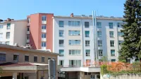 Včeraj so se prve okužbe pojavile  tudi med stanovalci  Doma 
upokojencev Sežana, ki se je pred njimi dolgo uspešno branil.