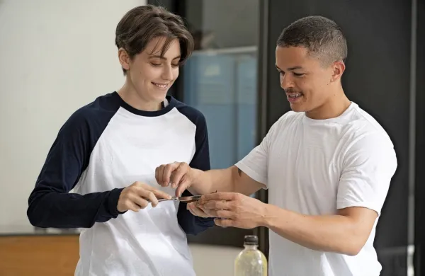 Avstralski film Neslišano v režiji  Iana Watsona, v katerem sta v ospredju tako tema transpolnosti 
kakor gluhosti, danes odpira Festival LGBT filma in je že na voljo za ogled.  