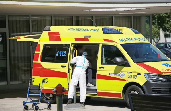 Okužene bolnike, ki se jim stanje hitro slabša, s posebej za to opremljenimi reševalnimi ekipami z  reševalnimi vozili vozijo v bolnišnice - tja, kjer je tisti hip na enem od covid oddelkov za zdaj še mogoče zagotoviti prosto posteljo.