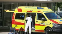 Okužene bolnike, ki se jim stanje hitro slabša, s posebej za to opremljenimi reševalnimi ekipami z  reševalnimi vozili vozijo v bolnišnice - tja, kjer je tisti hip na enem od covid oddelkov za zdaj še mogoče zagotoviti prosto posteljo.