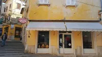 Trgovina s soljo Na škalinah bo zaprta vsaj do konca marca. 
