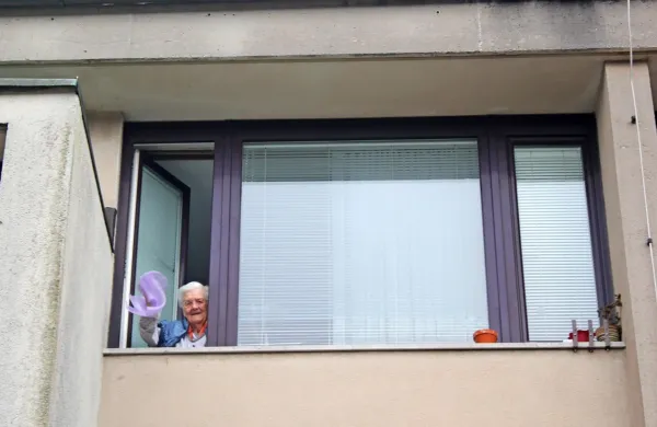 

 “V domu upokojencev, ki je postal moj novi dom, sem praznovala že dva rojstna dneva in dočakala dve novi leti. Upam, da bom še 
eno,” pravi Luisa Buonassisi.

