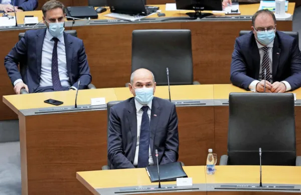 Premier Janez Janša je možnost izgube dostopa na odprto morje 
zavrnil kot neumnost, glede ekonomskih con pa prst uperil v 
Cerarjevo in Šarčevo vlado.