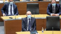 Premier Janez Janša je možnost izgube dostopa na odprto morje 
zavrnil kot neumnost, glede ekonomskih con pa prst uperil v 
Cerarjevo in Šarčevo vlado.