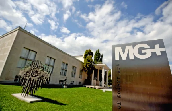 Med spornimi potezami vlade je tudi že tretji razpis za direktorja Moderne galerije, za katerega so tokrat omilili pogoje,  kratek, 
dvotedenski rok za prijavo, pa se izteče ta petek.  