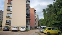 V koprski občini navajajo, da zakonodaja ne omogoča brezplačnega prenosa lastništva funkcionalnih zemljišč okoli blokov 
na lastnike stanovanj.