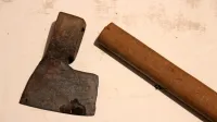 Ko je zamahnil s sekiro, se je ta snela z ročaja. 