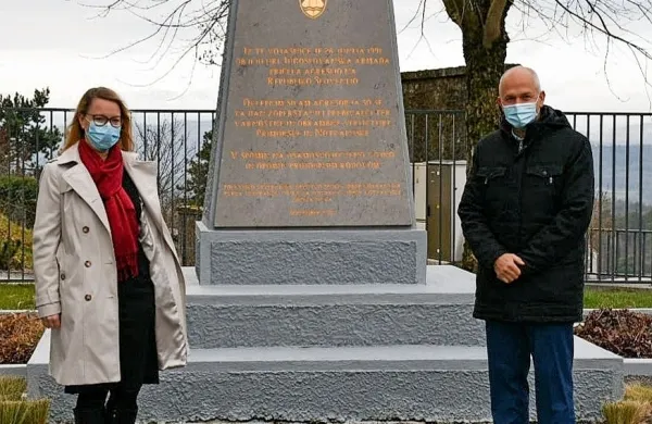 Ministrica za Slovence v zamejstvu in po svetu  Helena Jaklitsch 
skupaj je z direktorjem PVZ Jankom Boštjančičem obiskala tudi 
spomenik, posvečen Dnevu prej.   