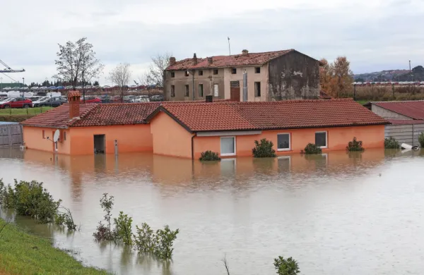 Poplave so prejšnji teden znova prizadele družino Atlija, ki živi na 
ankaranski bonifiki. Občina Ankaran jim je priskočila na pomoč in 
jih namestila v bungalove v Adrii Ankaran. 
